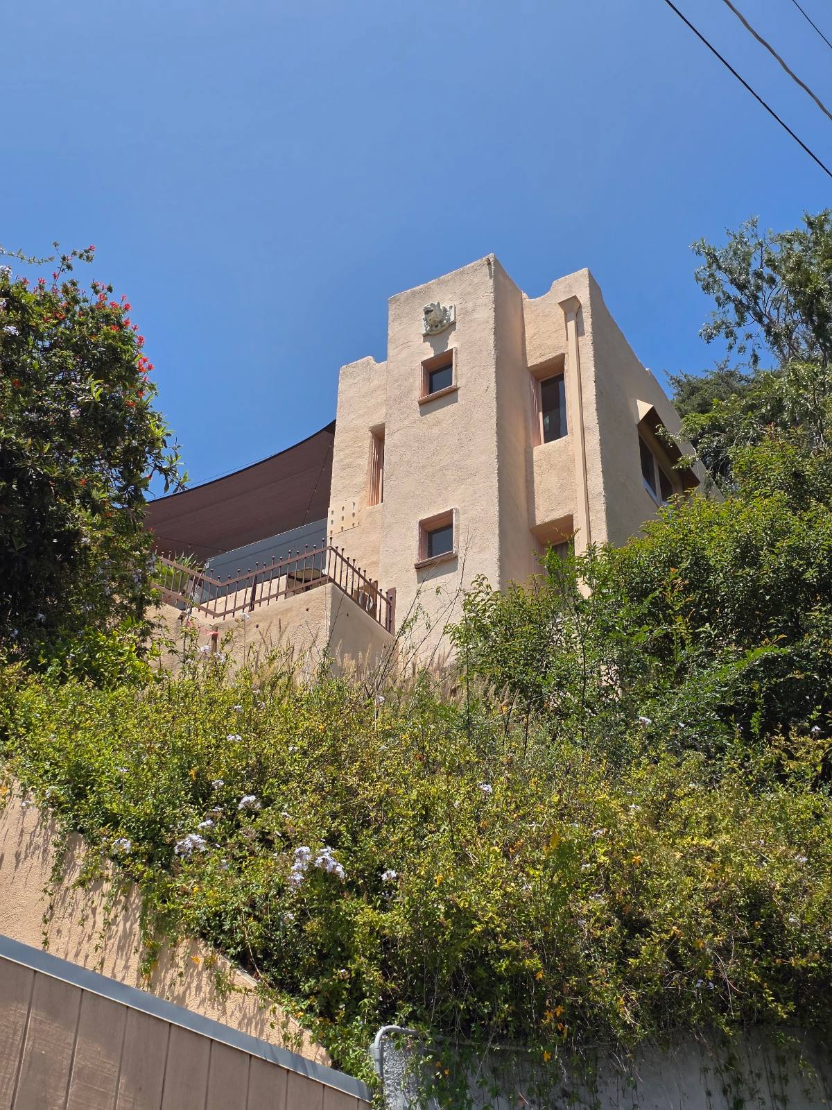 Stucco apartment building on a hillside in Silver Lake, Los Angeles